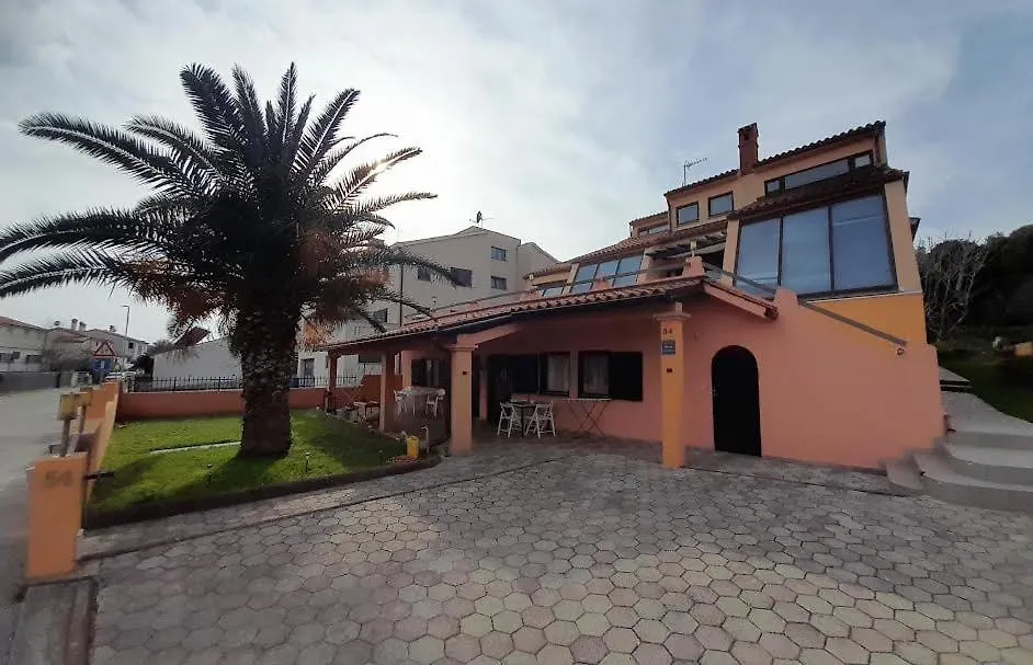 Apartment Apartmani Delas 2 Pjescana Uvala